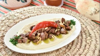 حمص بالطحينة مع اللحم المفروم: وصفة فطور شرقية تجمع بين الحمص الكريمي واللحم المتبل