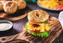 بيجل برغر أمريكي مع الجبن: وصفة فطور غني بالسجق والبيض المقلي