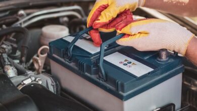 دليل عملي لاستبدال بطارية السيارة بنفسك، مع خطوات خطوة بخطوة ونصائح السلامة والصيانة لتحقيق تشغيل موثوق للمركبة.
