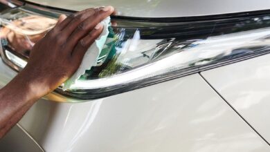 يستعرض المقال عدة وسائل DIY لتنظيف المصابيح الأمامية ويقيم فعاليتها، مع توجيه القراء نحو الأساليب الأكثر أماناً وخيارات الإصلاح الاحترافية
