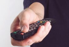 دليل عملي يعالج مشكلة عدم استجابة جهاز التحكم عند استخدام Firestick، ويتضمن خطوات فحص البطاريات وإعادة الاقتران وإعادة الضبط وأفكار عملية