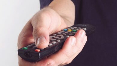 دليل عملي يعالج مشكلة عدم استجابة جهاز التحكم عند استخدام Firestick، ويتضمن خطوات فحص البطاريات وإعادة الاقتران وإعادة الضبط وأفكار عملية