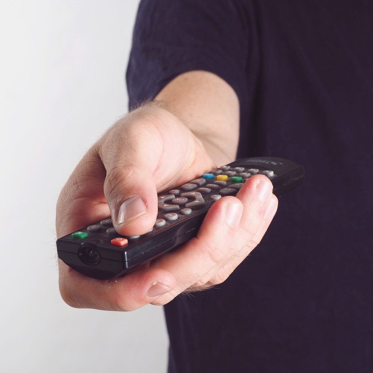 دليل عملي يعالج مشكلة عدم استجابة جهاز التحكم عند استخدام Firestick، ويتضمن خطوات فحص البطاريات وإعادة الاقتران وإعادة الضبط وأفكار عملية