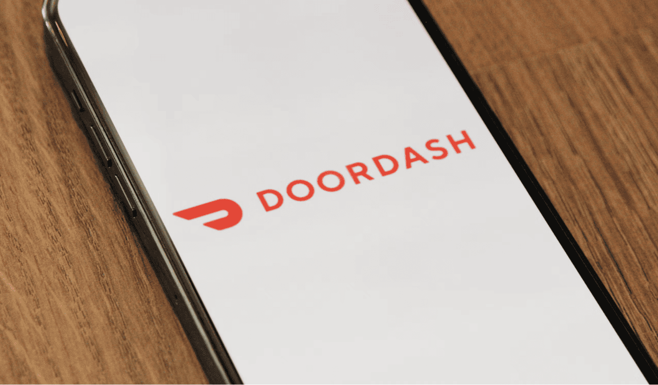 دليل عملي لحل مشكلة التحقق من السلة في DoorDash، يتضمن تحديث التطبيق، مسح التخزين المؤقت، إعادة تعيين المتصفح والشبكة، وإعادة تثبيت