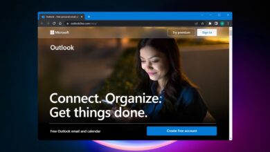 دليل عملي يشرح كيفية إغلاق حساب Outlook.com من خلال إعدادات Microsoft، مع توضيح أن الحذف ليس فوريًا وأن الحساب يبقى قابلًا لإعادة التفعيل