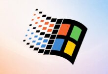 يستعرض المقال كيف اعتمد Windows 95 أساليب بسيطة لاكتشاف برامج التثبيت من خلال اسم الملف ومساره، كما يشرح آليات حماية مكونات النظام