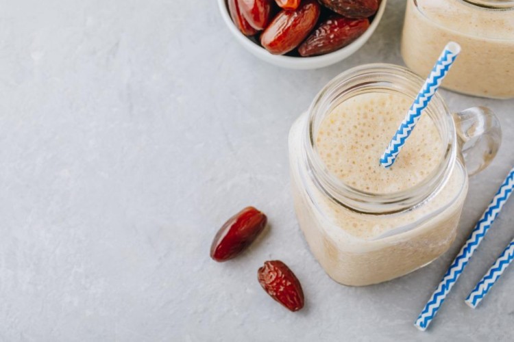 ميلك شيك التمر والمكسرات: وصفة مغذية وسهلة التحضير
